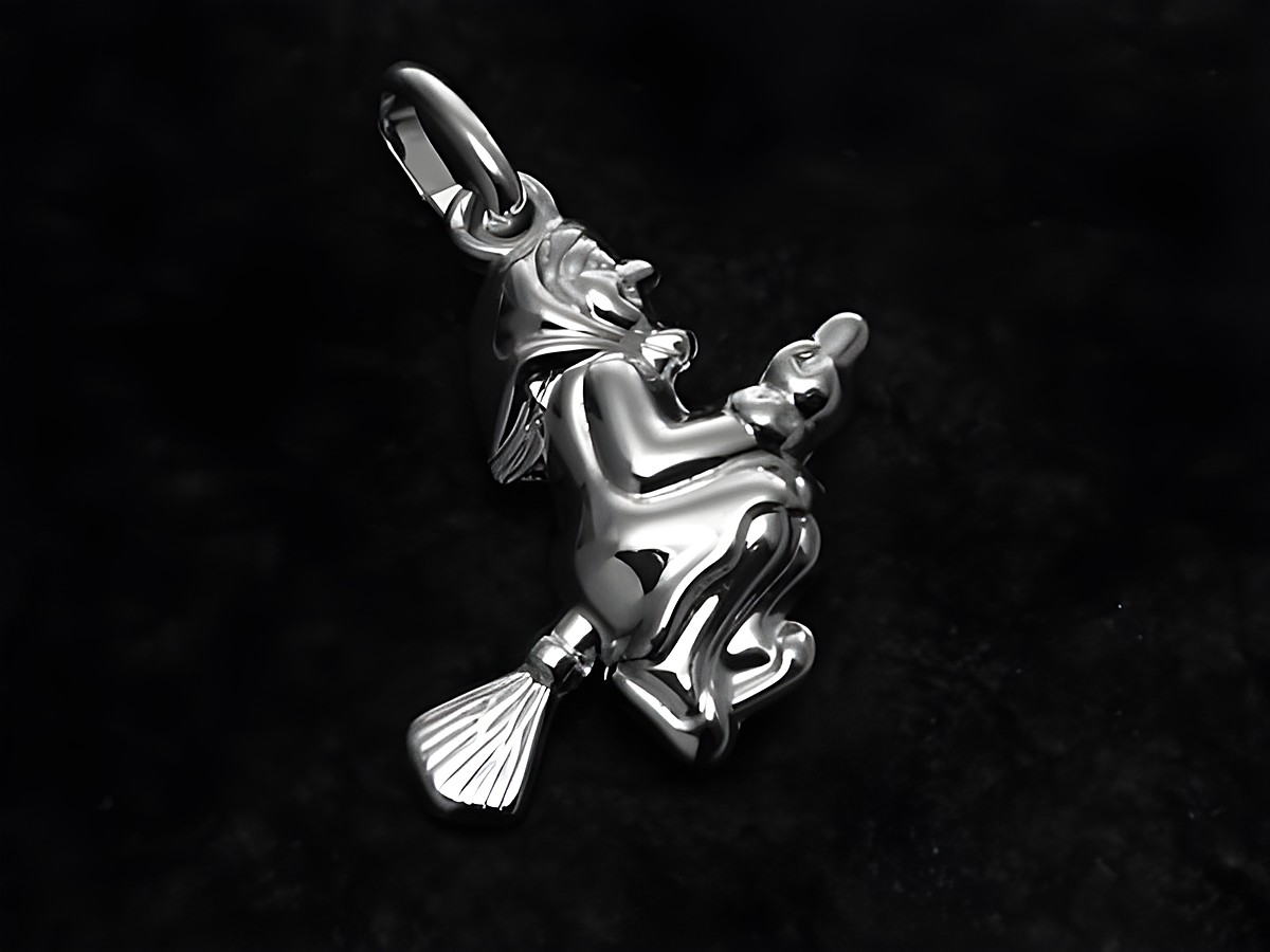Polierter Sterling Silber Anhänger in Form einer Hexe mit Besen, detailreich ausgearbeitet, schick und originell, Hersteller: Juwelier Harnisch, ideal für Hexenliebhaber.