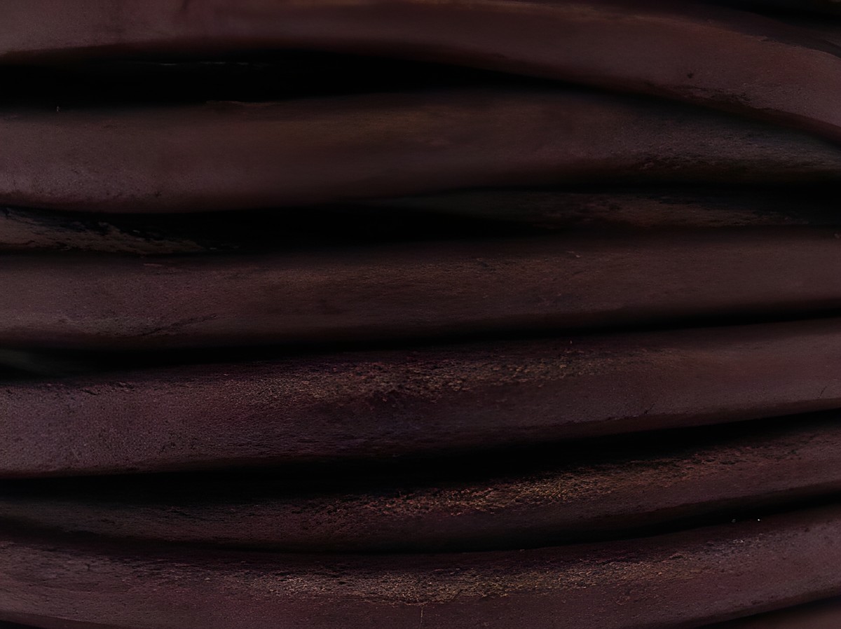 Lederband in Brombeere von 65 cm und 3 mm Durchmesser mit Silber Bajonett, metallic, hergestellt von Juwelier Harnisch, ideal für Schmuckdesign und kreative Projekte.