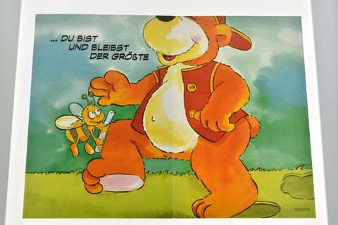 Eine bunte Geburtstagskarte mit einem lächelnden Bären und einer kleinen Biene, die den Text "Du bist und bleibst der Größte" zeigt. Hersteller: Juwelier Harnisch. Geburtstagskarten.