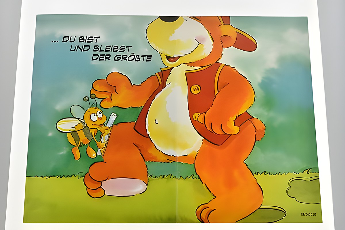 Eine bunte Geburtstagskarte mit einem lächelnden Bären und einer kleinen Biene, die den Text "Du bist und bleibst der Größte" zeigt. Hersteller: Juwelier Harnisch. Geburtstagskarten. – Ansicht 2