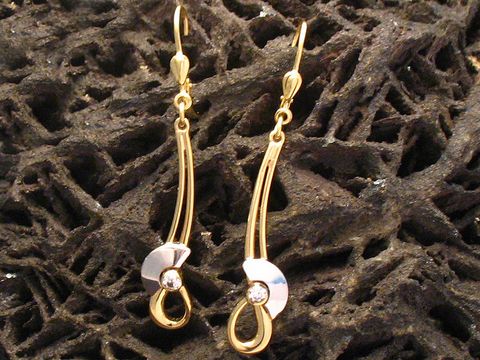 Stilvolle Gold Ohrhänger mit Zirkonia und bicolor Design, hergestellt von Juwelier Harnisch, elegant geschwungen mit funkelndem Stein. Ideal für besondere Anlässe.