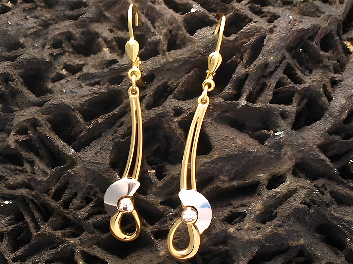 Stilvolle Gold Ohrhänger mit Zirkonia und bicolor Design, hergestellt von Juwelier Harnisch, elegant geschwungen mit funkelndem Stein. Ideal für besondere Anlässe.