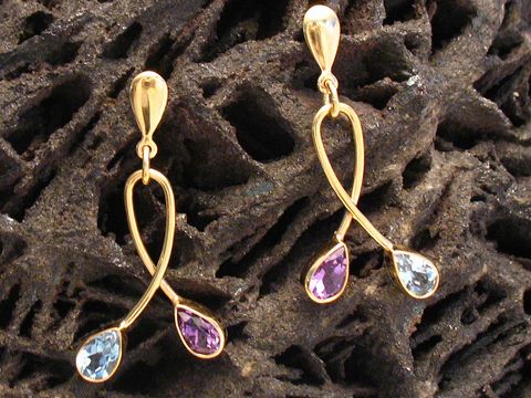Feminine Gold Ohrhänger mit Amethyst und blauem Topas, Hersteller Juwelier Harnisch, elegant gestaltete Ohrhänger mit Stein.