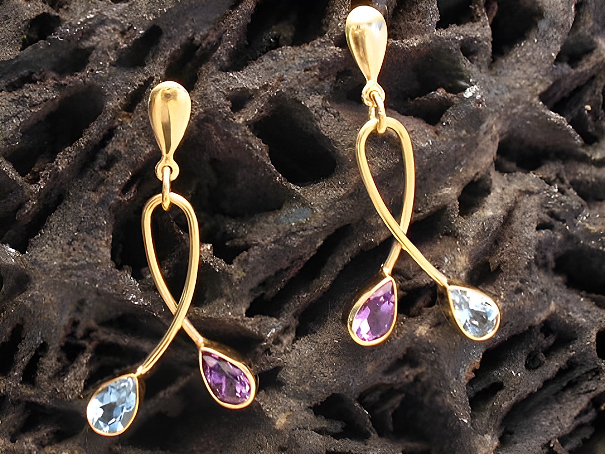 Feminine Gold Ohrhänger mit Amethyst und blauem Topas, Hersteller Juwelier Harnisch, elegant gestaltete Ohrhänger mit Stein.