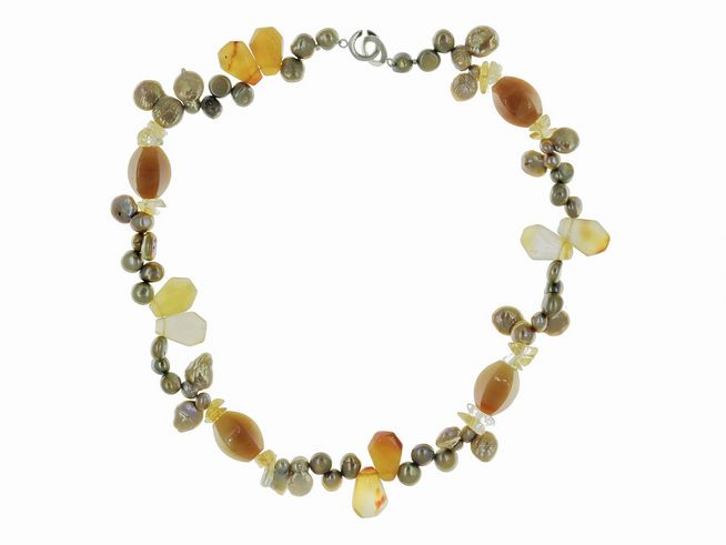 Perlenkette aus Süßwasser-Zuchtperlen und Citrin in Beige und Orange, die zwischen 8 und 18,5 mm variieren, 47 cm lang, mit silbernem Verschluss, Hersteller ist Juwelier Harnisch.