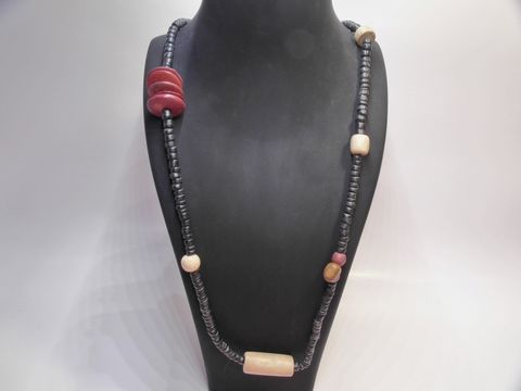 Bunte Holzkette Multiform 33 mm in 90 cm Länge, gefertigt aus verschiedenen Holzperlen, idealer Schmuck für jeden Anlass, Hersteller Juwelier Harnisch.