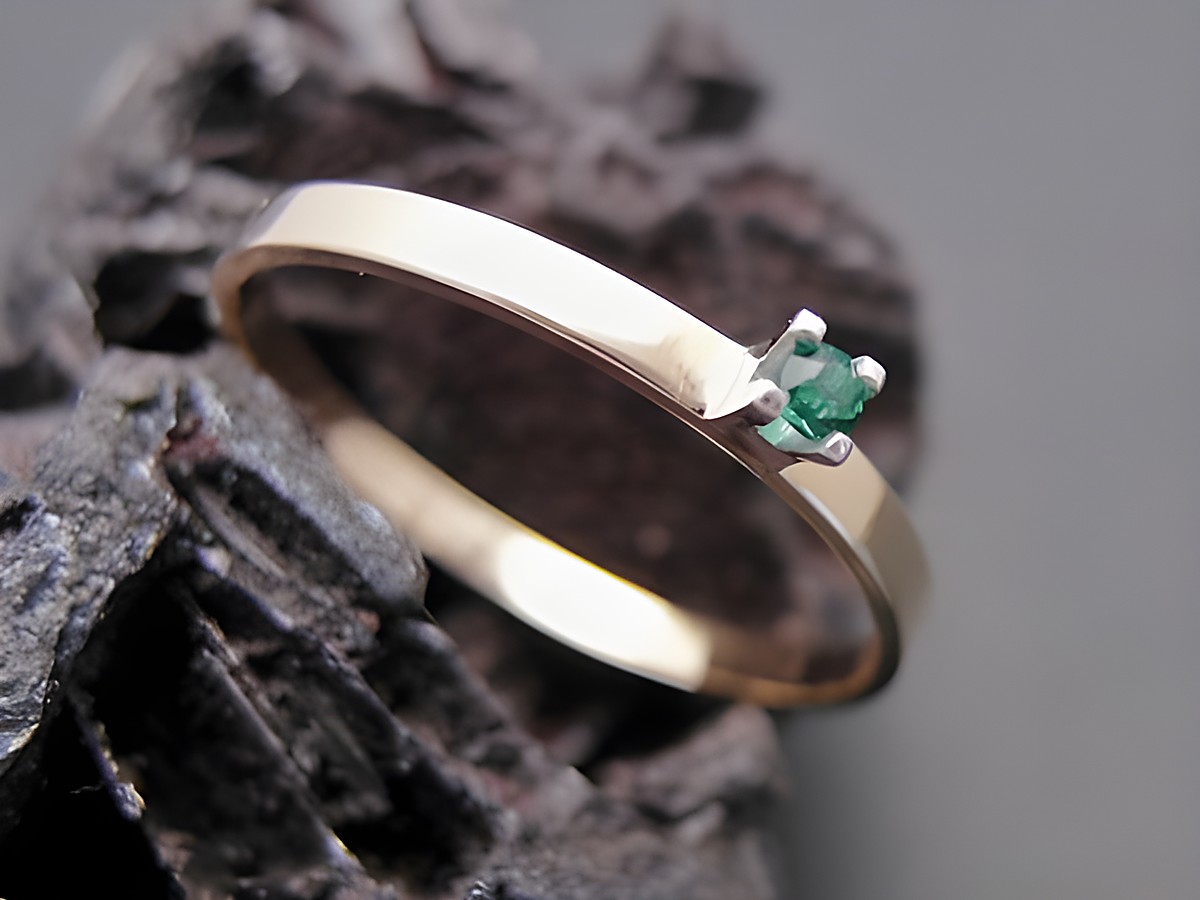 Goldring zart Gr. 54,5 mit synthetischem Smaragd und Gold 333 vom Hersteller Juwelier Harnisch bis Gr. 56/18.