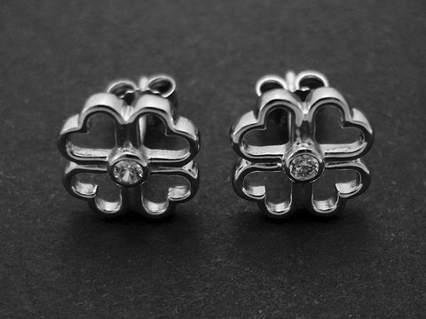 Silberne Kleeblatt Ohrringe mit Zirkonia in der Mitte, glücksbringend und elegant, hergestellt von Juwelier Harnisch, ideal für einen stilvollen Look.