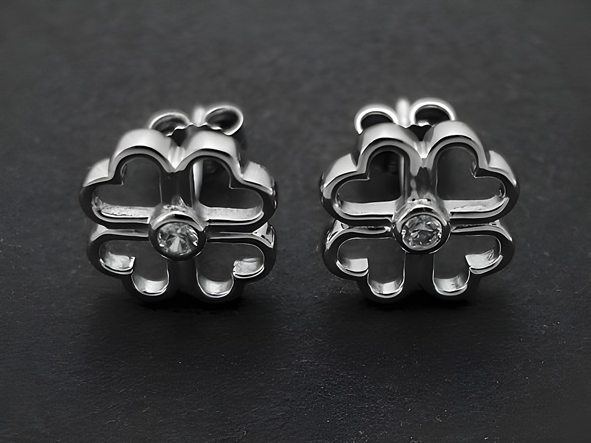 Silberne Kleeblatt Ohrringe mit Zirkonia in der Mitte, glücksbringend und elegant, hergestellt von Juwelier Harnisch, ideal für einen stilvollen Look.