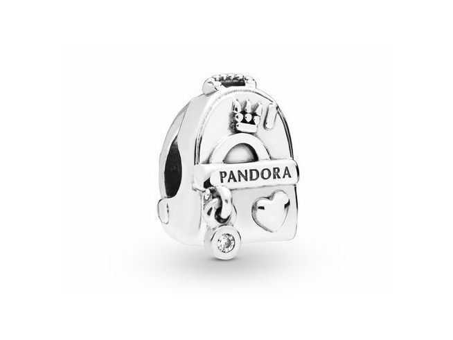 Zirkonia klarer Charm von Pandora in Form eines Rucksacks mit Gravur und Herzanhänger, entworfen für Armbänder und Sammlungen. Ideal für Schmuckliebhaber und als Geschenk.