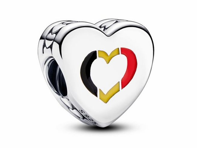 Herzförmiger Silberanhänger von Pandora mit einer Kombination aus Emaille in den Farben der Belgischen Flagge. Elegantes Design für einen stilvollen Look.