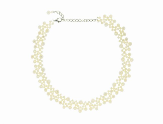 Perlenkette aus Süßwasser-Zuchtperlen in Weiß mit einer Größe von 4-6,5 mm, 36-42 cm lang, mit silbernem Verschluss, besonders Design von Juwelier Harnisch.
