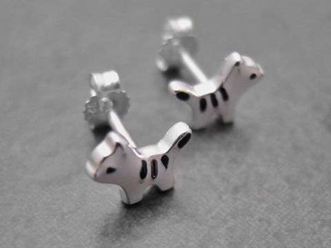 Die Ohrringe in Form von Kätzchen aus Sterling Silber sind weiß und schwarz lackiert, ideal für Kinder, hergestellt von Juwelier Harnisch.