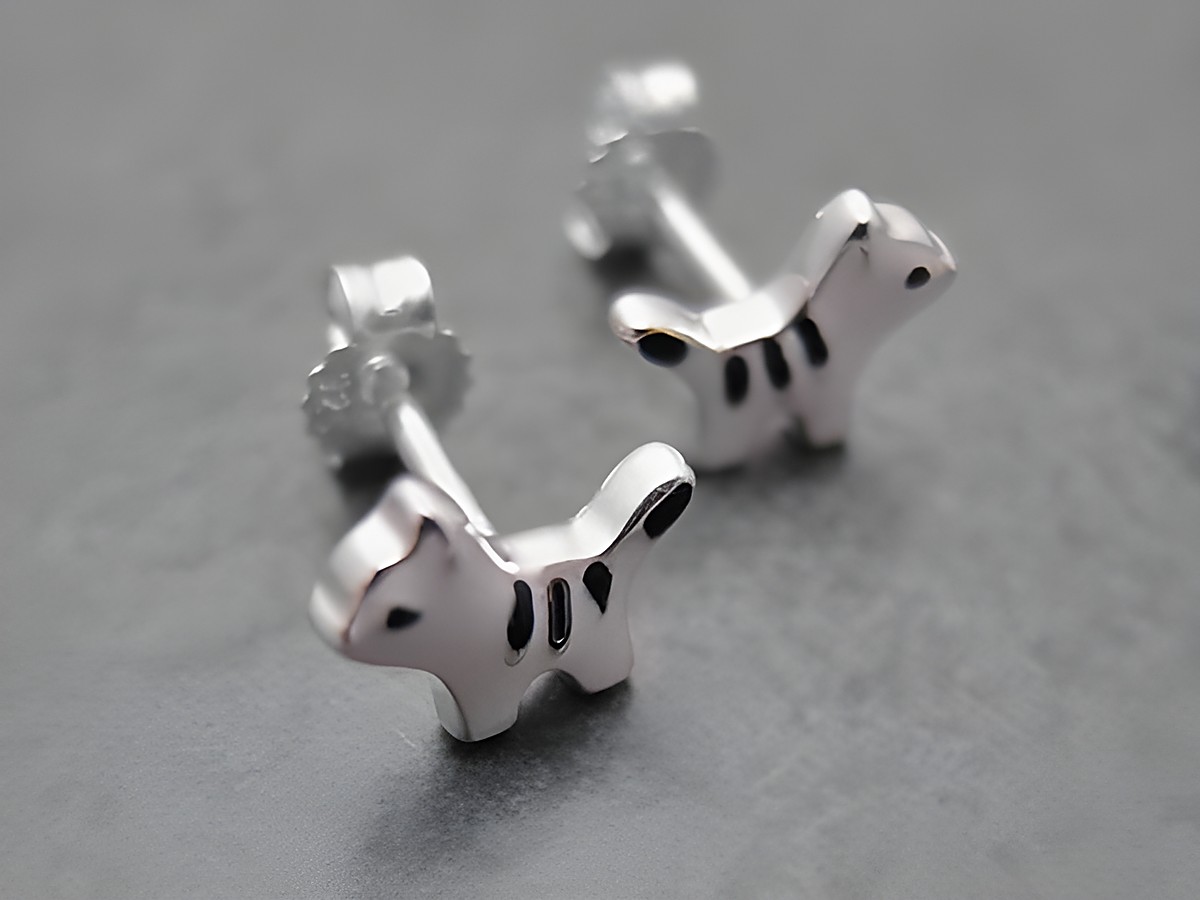 Die Ohrringe in Form von Kätzchen aus Sterling Silber sind weiß und schwarz lackiert, ideal für Kinder, hergestellt von Juwelier Harnisch.