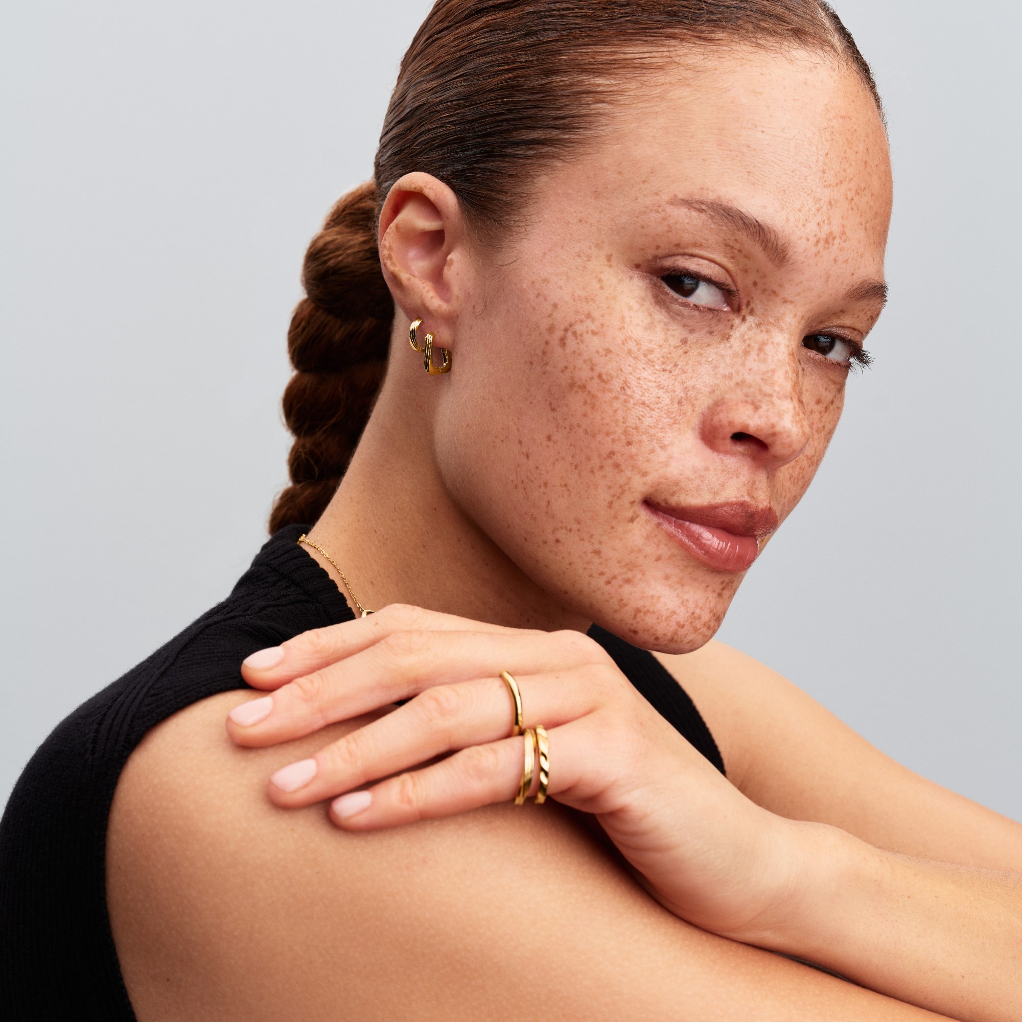 Pandora ESSENCE - verdrehter Huggie-Ohrring - Gelbgold Vergoldung – Ansicht 3