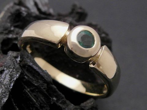 Gold Ring schlicht elegant Gold 585 mit Smaragd Goldring Größe 55, Hersteller Juwelier Harnisch bis Größe 56/18, präsentiert in hochwertiger Optik auf dunklem Hintergrund.