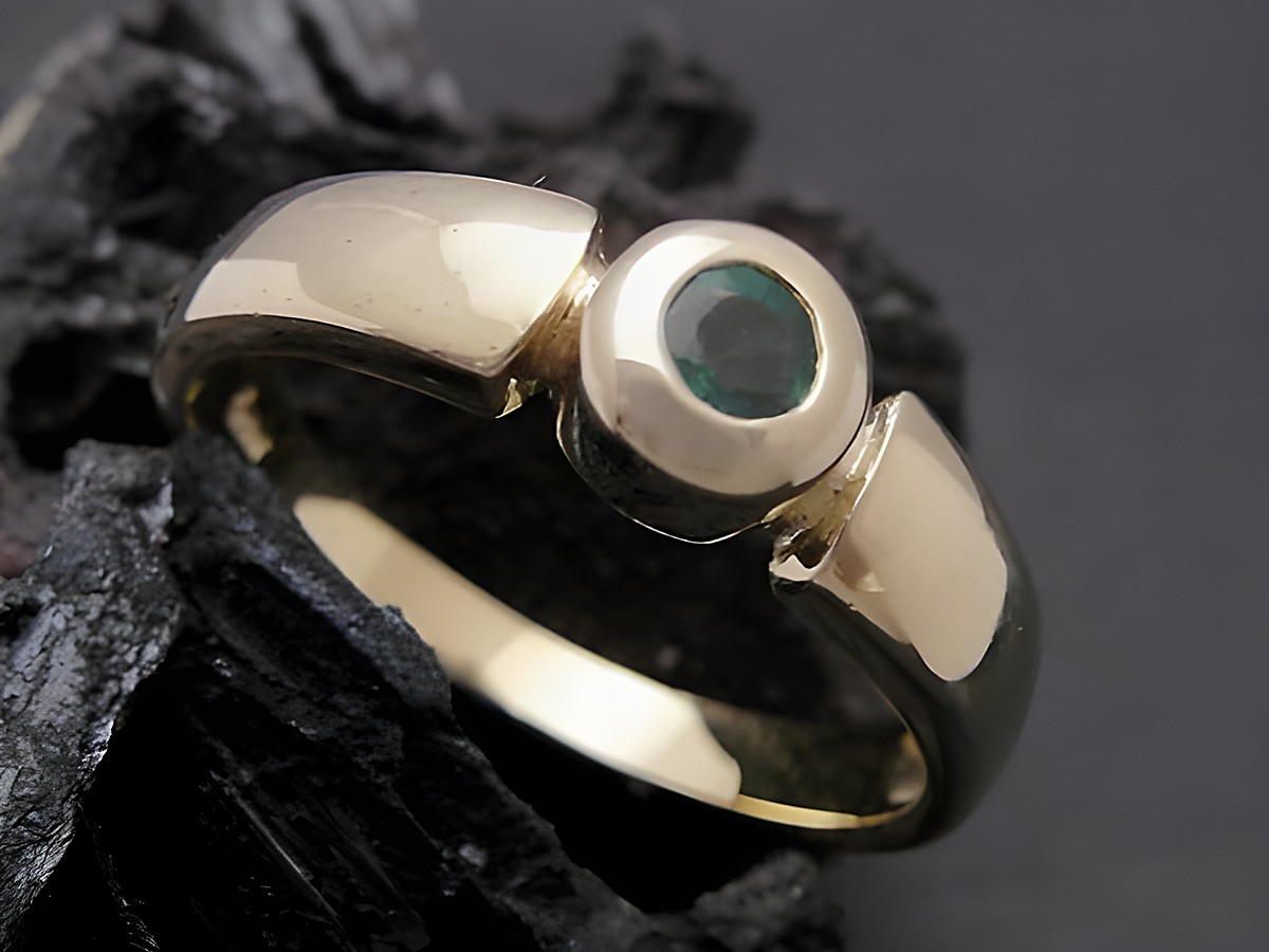 Gold Ring schlicht elegant Gold 585 mit Smaragd Goldring Größe 55, Hersteller Juwelier Harnisch bis Größe 56/18, präsentiert in hochwertiger Optik auf dunklem Hintergrund.