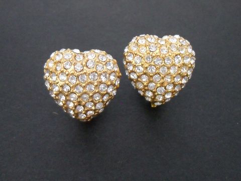 Ohrclip in Herzform, goldfarben mit Strasssteinen besetzt, Hersteller Juwelier Harnisch, eleganter Strass Ohrclip für einen funkelnden Look.