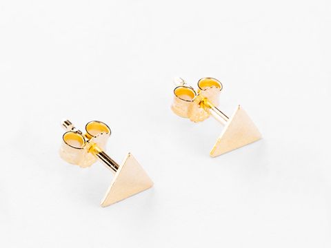 Dreieck Ohrstecker dezent Silber vergoldet, Hersteller Juwelier Harnisch, Ohrstecker ohne Stein. Diese eleganten Ohrringe sind ein stilvolles Accessoire für jeden Anlass.