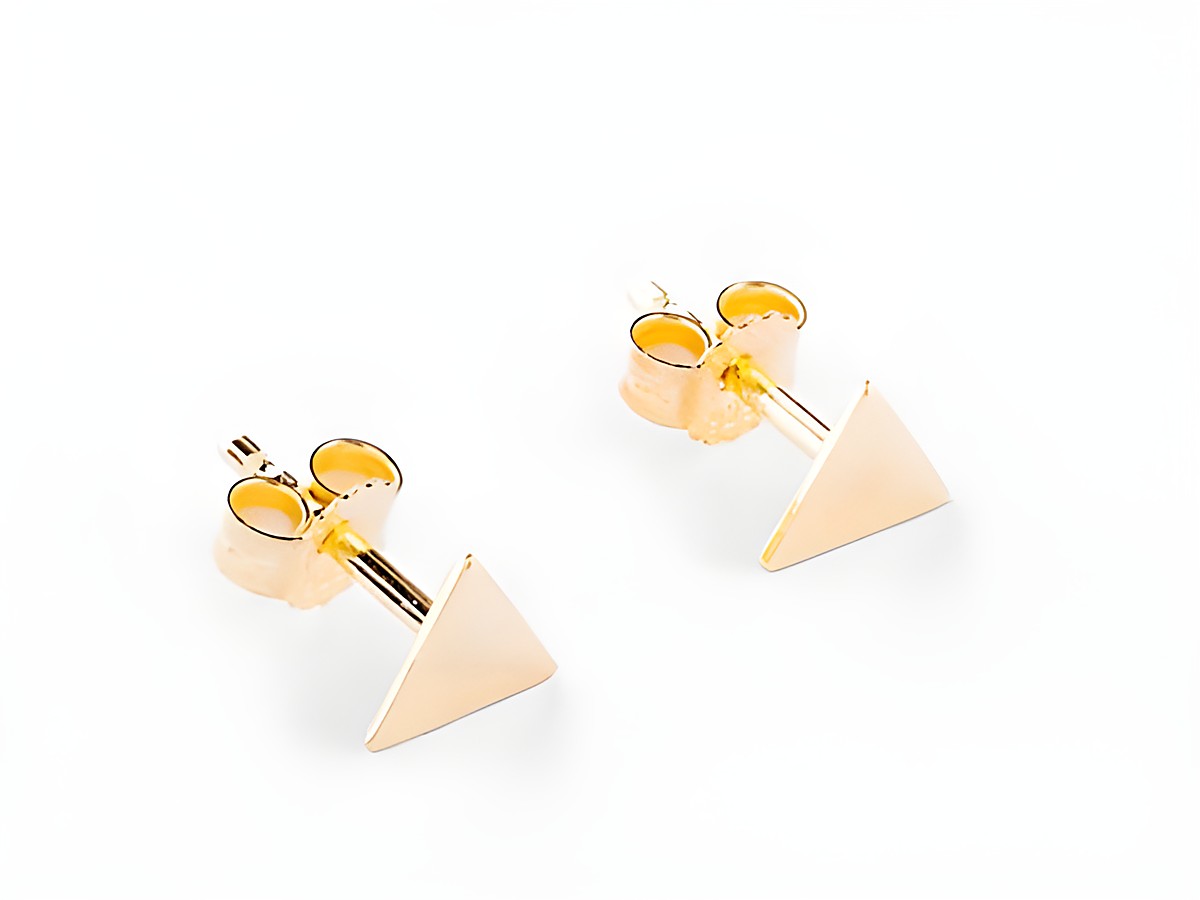 Dreieck Ohrstecker dezent Silber vergoldet, Hersteller Juwelier Harnisch, Ohrstecker ohne Stein. Diese eleganten Ohrringe sind ein stilvolles Accessoire für jeden Anlass.