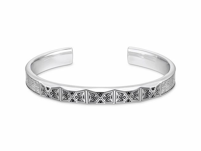 Silberner Armreif von Thomas Sabo mit geschwungenem Design und schwarzem Zirkonia, 17,50 cm lang, verziert mit einem Muster aus Schmuckstein.