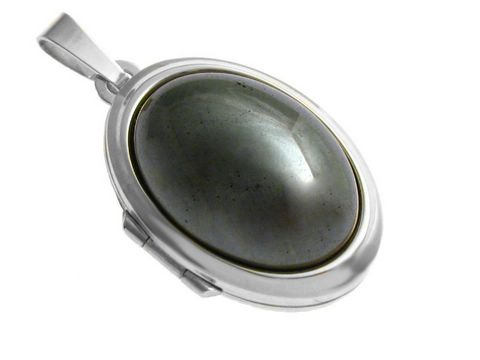 Hämatit Cabochon in ovaler Form, eingefasst in einem edlen Weißgold 585 Medaillon, hergestellt von Juwelier Harnisch, zeitloses Schmuckstück mit glänzender Oberfläche.