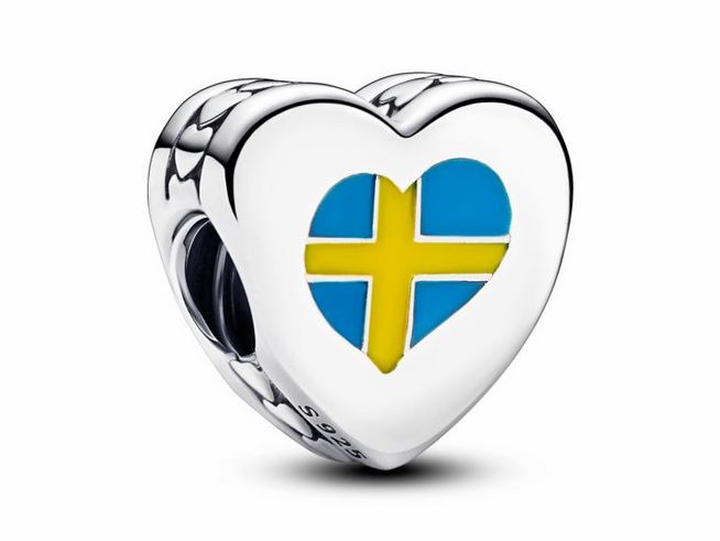 Schmuckstück in Herzform aus Silber mit Schweden Flagge in Emaille, illustriert die Farben Blau und Gelb und eignet sich perfekt für eine charmante Ergänzung.