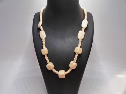 Holzkette Multiform 16 mm naturbraun 60 cm Holz Schmuck von Juwelier Harnisch, gefertigt aus naturbraunen Holzelementen in unterschiedlichen Formen, elegant auf einem schwarzen Halsständer präsentiert.