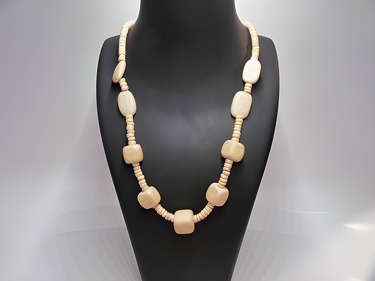 Holzkette Multiform 16 mm naturbraun 60 cm Holz Schmuck von Juwelier Harnisch, gefertigt aus naturbraunen Holzelementen in unterschiedlichen Formen, elegant auf einem schwarzen Halsständer präsentiert.