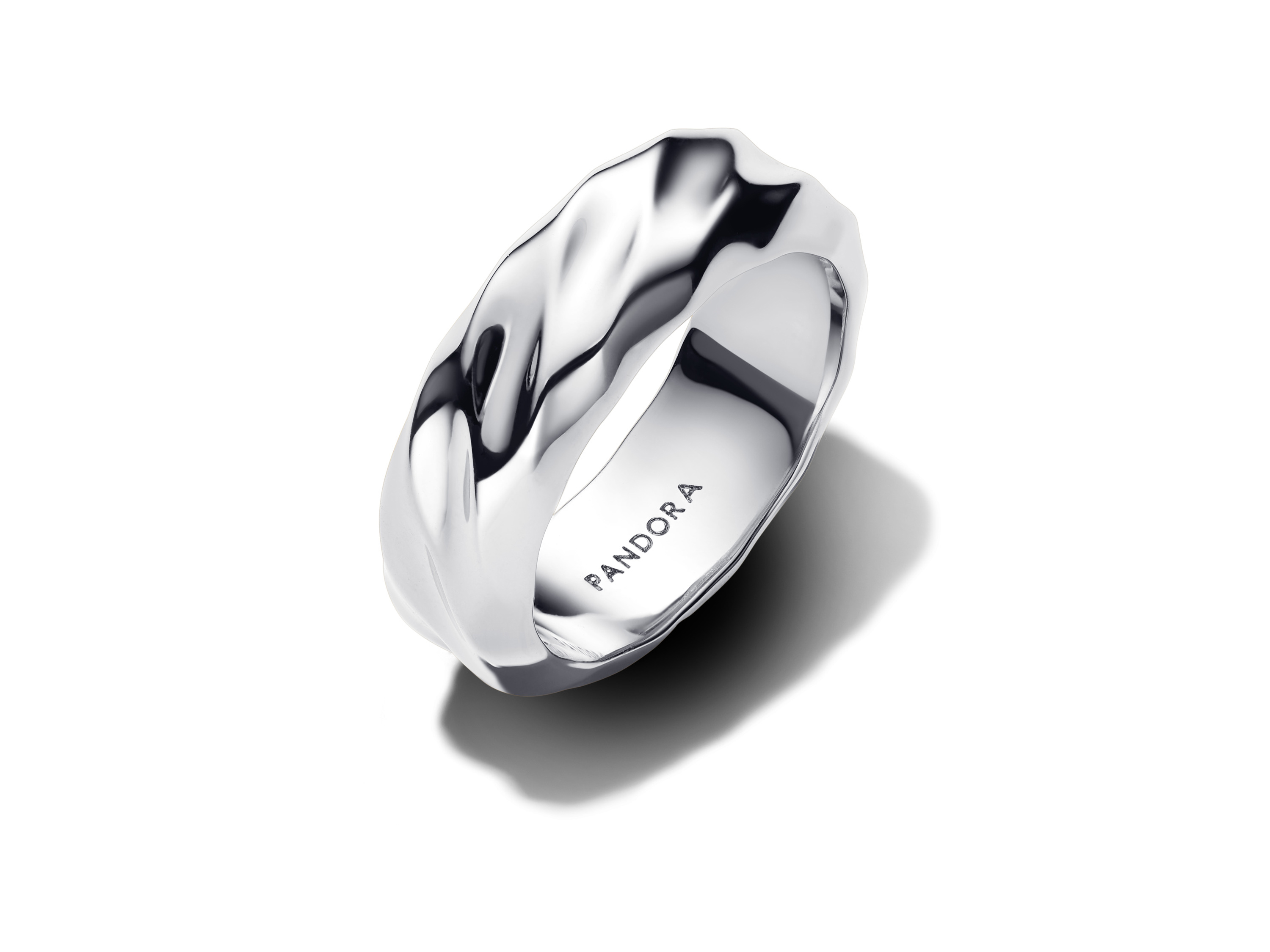 Gewellter breiter Bandring aus Sterling Silber in Größe 60 von Pandora, elegant mit glänzender Oberfläche und markanter Form, ideal für stilvolle Akzente im Alltag.