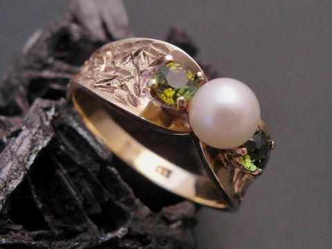 Gold Perlen Ring verführerisch Größe 56 mit 5,5 mm Zuchtperle und synthetischem Turmalin von Juwelier Harnisch bis Größe 56/18. Elegantes Design mit funkelnden Steinen.