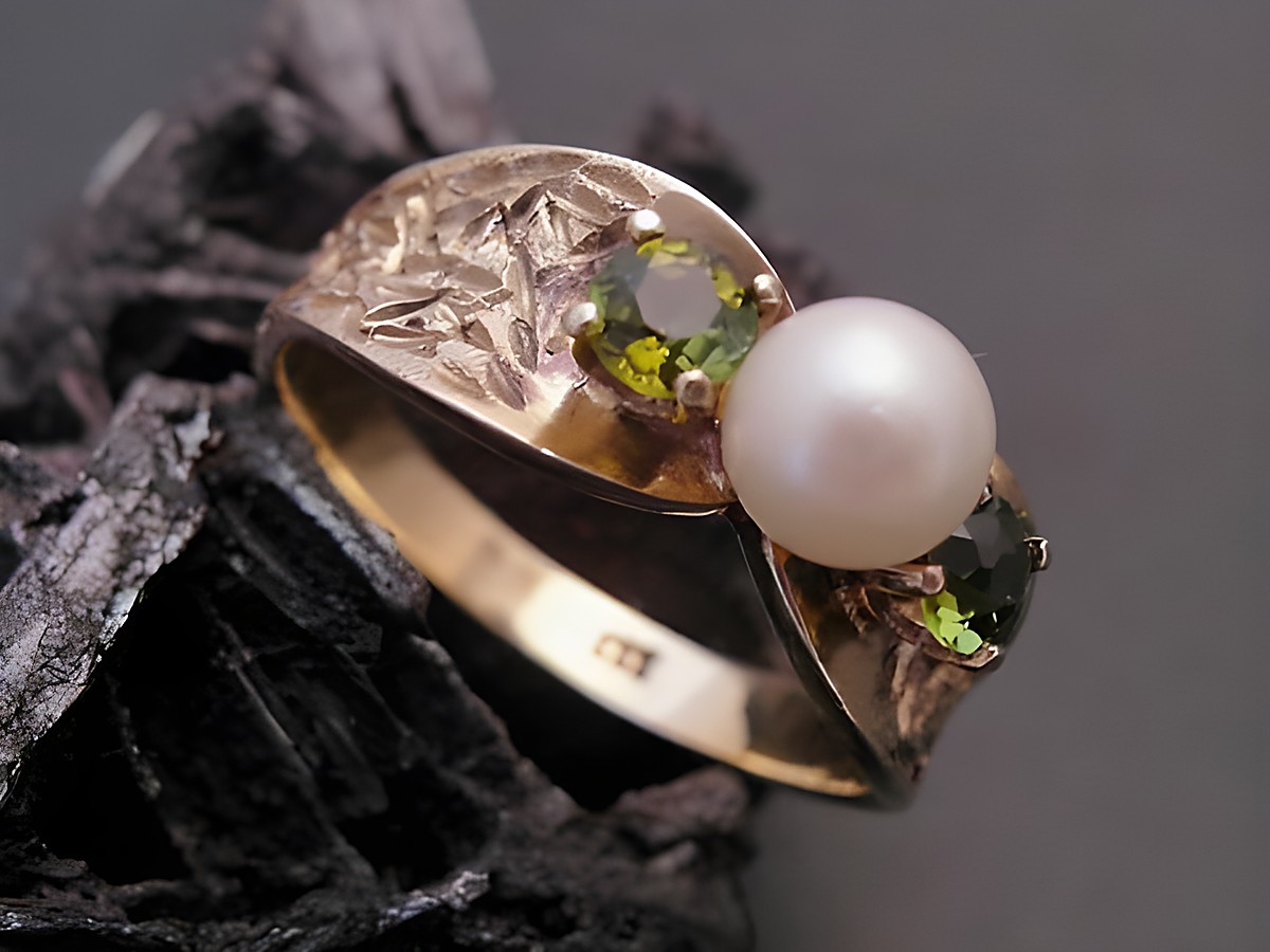 Gold Perlen Ring verführerisch Größe 56 mit 5,5 mm Zuchtperle und synthetischem Turmalin von Juwelier Harnisch bis Größe 56/18. Elegantes Design mit funkelnden Steinen.