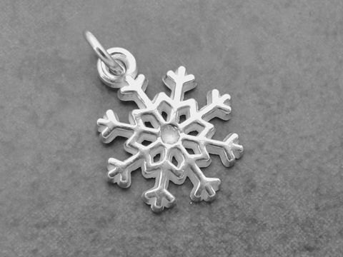 Silber Anhänger in Form einer Schneeflocke, winterlich und filigran gestaltet, Hersteller Juwelier Harnisch, vielseitiges Motiv für verschiedene Schmuckstücke.