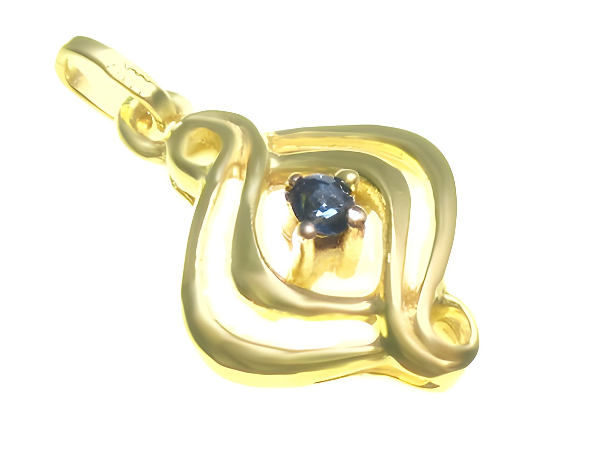 Design Saphir Gold Anhänger in Gelbgold mit elegantem Muster und einem hochwertigen Saphir in der Mitte, hergestellt von Juwelier Harnisch.