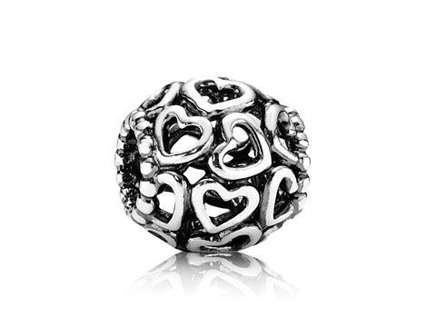Filigraner charm von Pandora aus Silber mit durchscheinenden Herzen, verleiht jedem Schmuckstück eine elegante Note und ist perfekt für persönliche Sammlungen.
