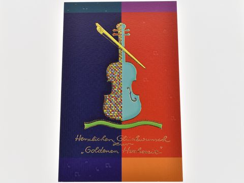 Hochzeitskarte mit einer bunten Cello-Illustration in der Mitte, umgeben von farbigen Hintergründen in Blau, Lila und Orange, mit dem Aufdruck Glückwunsch Goldenen Hochzeit.