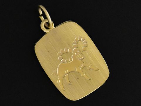 Gold 333 Sternzeichen Anhänger quadratisch Widder mit detaillierter Darstellung eines Widders, Hersteller Juwelier Harnisch, ideal für Sternzeichenliebhaber und als persönliches Schmuckstück.