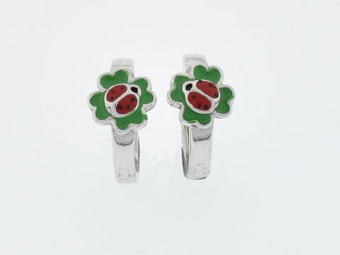 Creolen aus Silber rhodiniert mit Marienkäfer auf Kleeblatt als Glücksbringer, ideal für Kinder, hergestellt von Juwelier Harnisch.