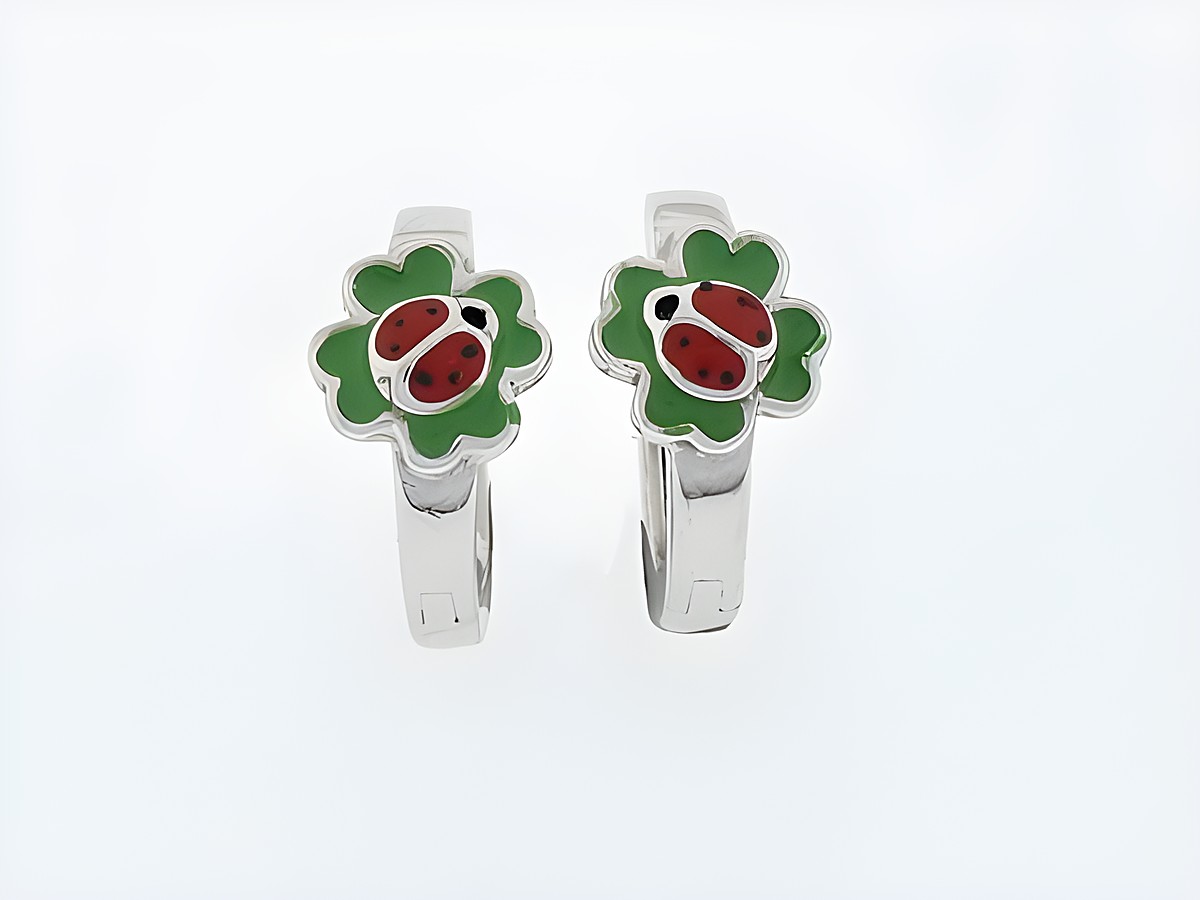 Creolen aus Silber rhodiniert mit Marienkäfer auf Kleeblatt als Glücksbringer, ideal für Kinder, hergestellt von Juwelier Harnisch.
