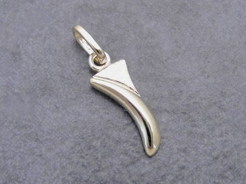 I Buchstaben Anhänger teilmattiert aus Gold 333, Hersteller Juwelier Harnisch, in einzigartiger Form, glänzende Oberfläche, ideal als persönlicher Schmuck oder Geschenk.