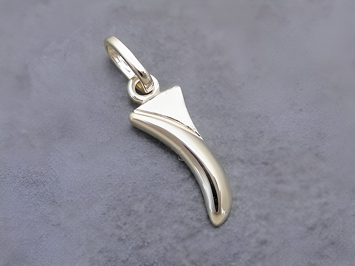 I Buchstaben Anhänger teilmattiert aus Gold 333, Hersteller Juwelier Harnisch, in einzigartiger Form, glänzende Oberfläche, ideal als persönlicher Schmuck oder Geschenk.