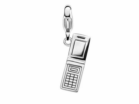 Handy Ti Sento Silber Charm Call Me 8300ZI in Form eines klassischen Handys, glänzend und detailliert verarbeitet, ideal zum Ergänzen von Schmuckstücken.