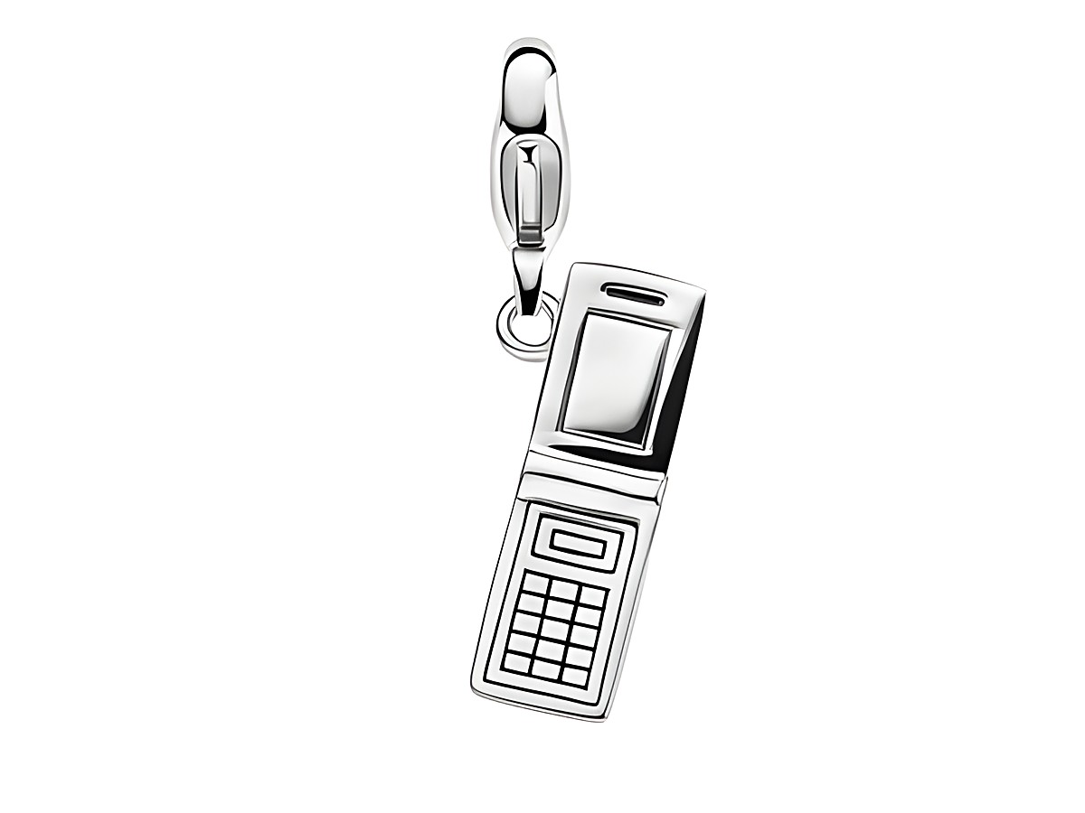 Handy Ti Sento Silber Charm Call Me 8300ZI in Form eines klassischen Handys, glänzend und detailliert verarbeitet, ideal zum Ergänzen von Schmuckstücken.