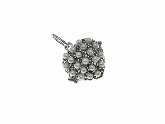 Medaillon in Herzform, verziert mit kleinen Perlen, aus Sterling Silber, Hersteller Juwelier Harnisch, für persönliche Anhänger oder Schmuckstücke geeignet.