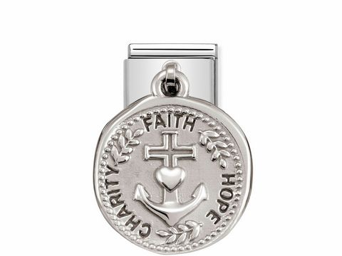433180418-0 Ein silberner Anhänger mit dem Motiv eines Ankers, der die Worte Charity, Faith und Hope umschließt. Der Anhänger ist Teil der Silver Shine Wishes Kollektion von Nomination.