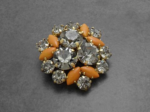 Strass Brosche in shiny orange-weiß mit funkelnden Strasssteinen, gefertigt vom Juwelier Harnisch, bietet eine elegante Ergänzung für jeden Schmuckkasten, erhältlich in weiteren Farben.