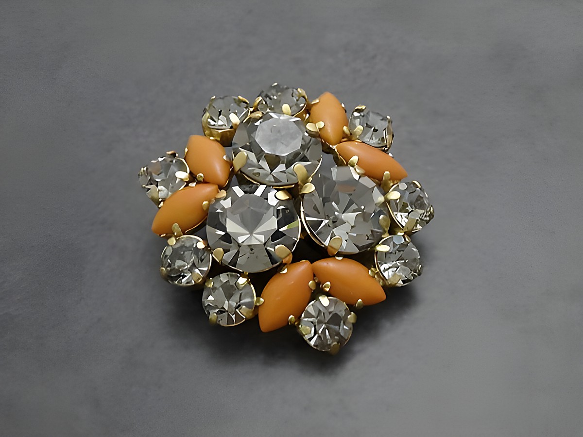 Strass Brosche in shiny orange-weiß mit funkelnden Strasssteinen, gefertigt vom Juwelier Harnisch, bietet eine elegante Ergänzung für jeden Schmuckkasten, erhältlich in weiteren Farben.
