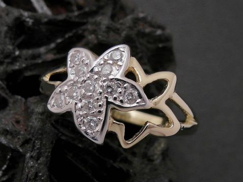 Gold Ring symbolisch aus Gold 585 bicolor mit Zirkonia, eleganter Goldring in Größe 56 vom Hersteller Juwelier Harnisch, kunstvoll gestaltet mit floralen Motiven.