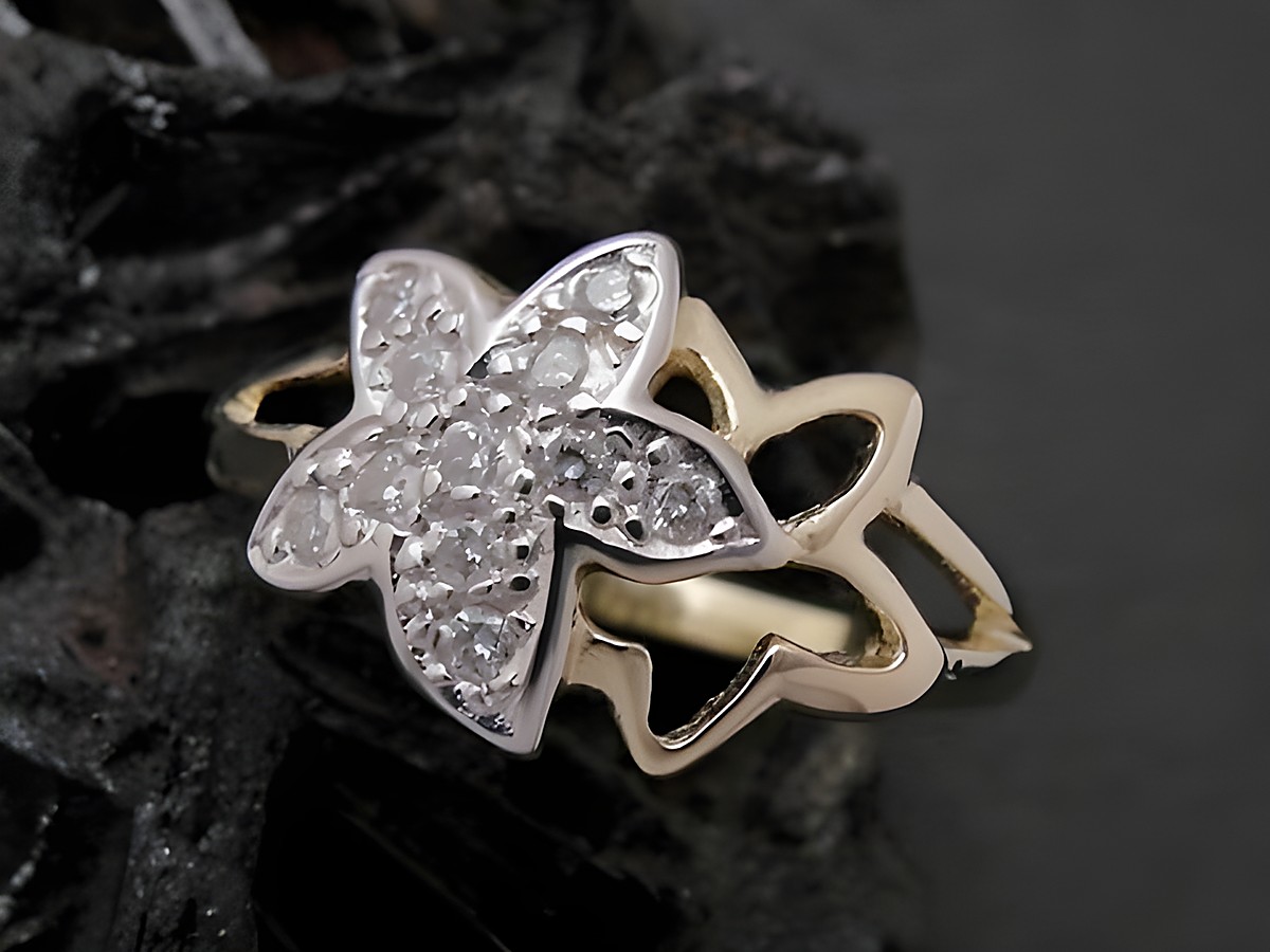 Gold Ring symbolisch aus Gold 585 bicolor mit Zirkonia, eleganter Goldring in Größe 56 vom Hersteller Juwelier Harnisch, kunstvoll gestaltet mit floralen Motiven.
