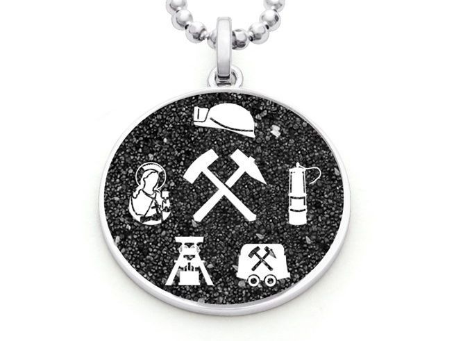 DUR Anhänger Glück auf aus Sterling Silber mit schwarzem Hintergrund, darauf abgebildet sind Symbole des Bergbaus wie Hammer, Helm und Bergmann, elegant und bedeutungsvoll.